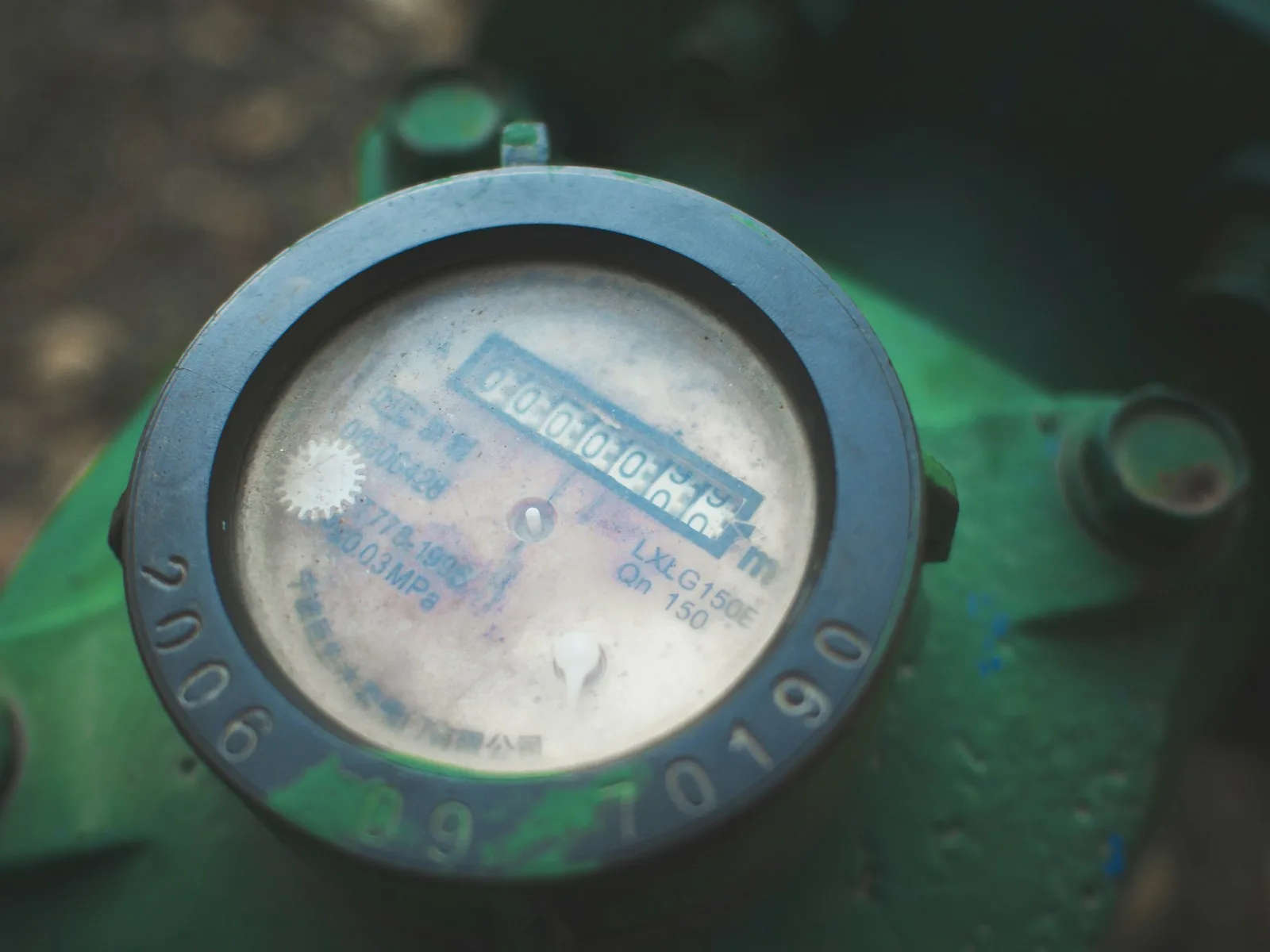 Compteur d'eau Bordeaux Métropole qui continue de tourner sans utilisation, signe de fuite enterrée