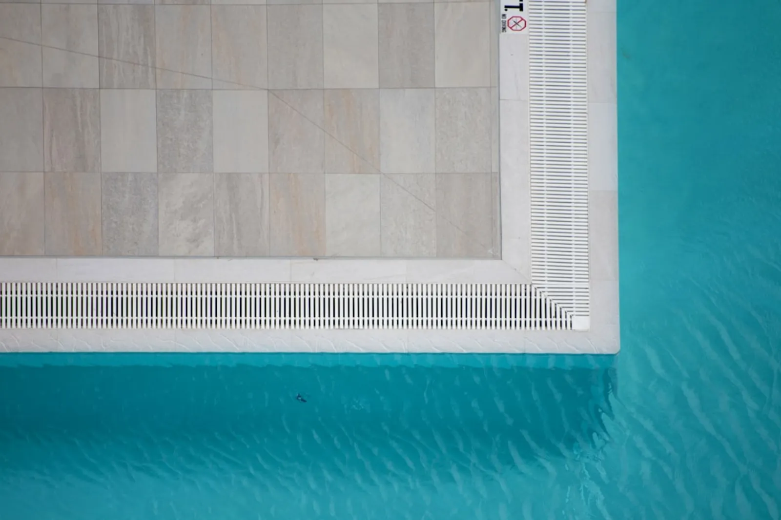 Vue plongeante sur le fond carrelé d'une piscine privée en Gironde, contexte d'une recherche de fuite sur bonde de fond