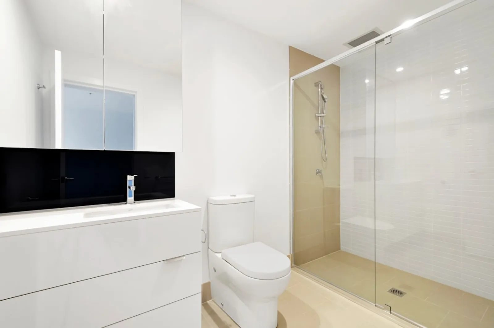 Cuvette WC moderne dans salle de bain, contexte d'une fuite de chasse d'eau qui gaspille jusqu'à 600 litres par jour