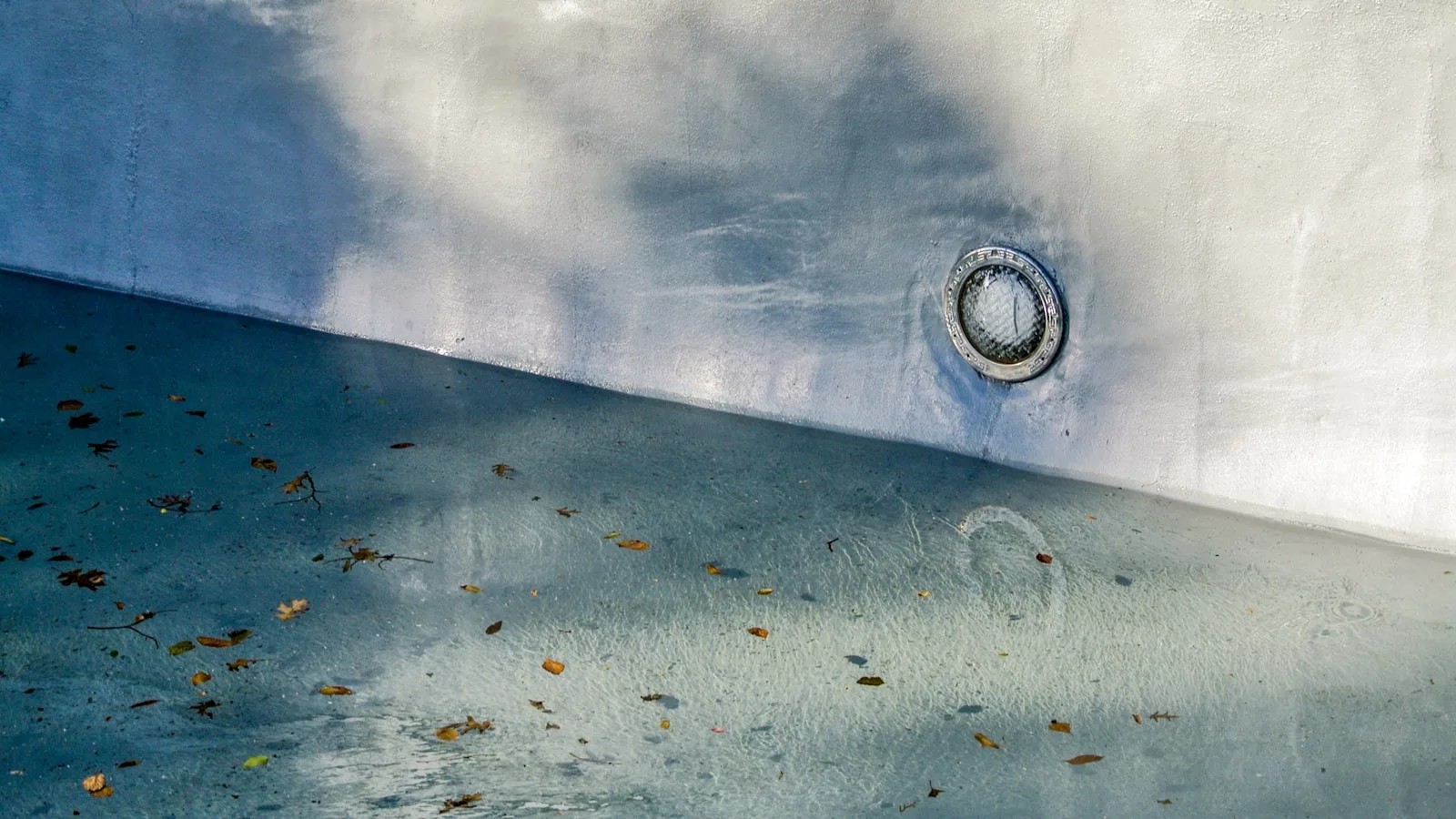 Niveau d'eau anormalement bas dans une piscine privée en Gironde, perte de 3 cm par jour